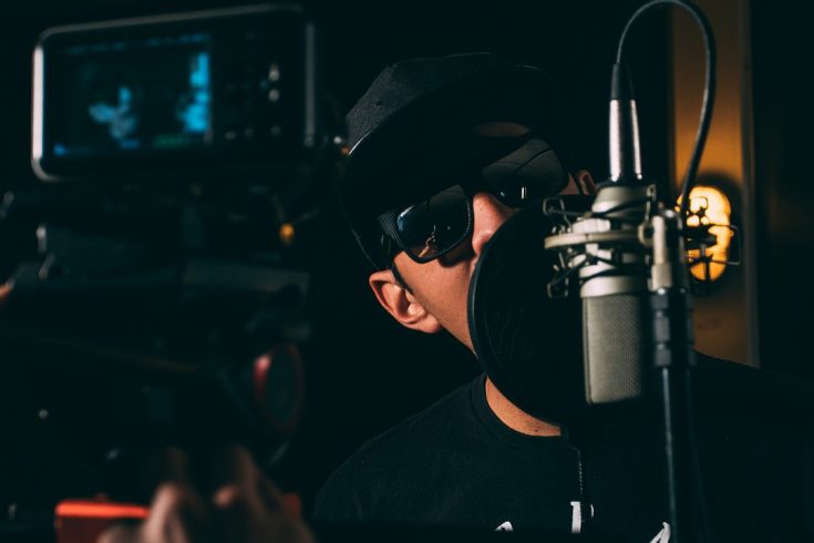 rap przy mikrofonie